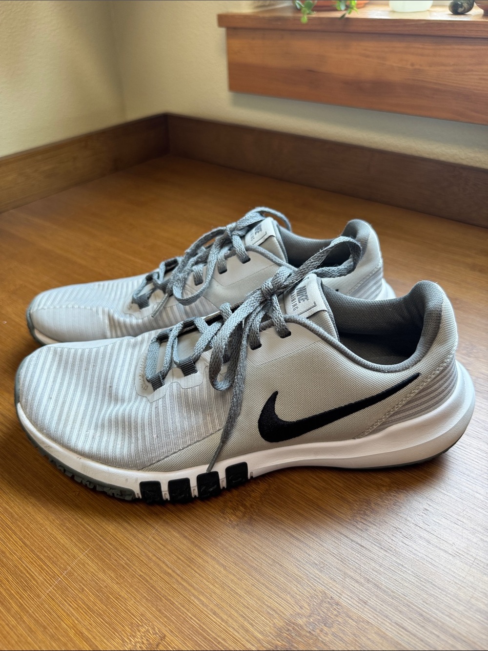 Nike Men’s Light Gray Athletic Shoes with Black Swoosh